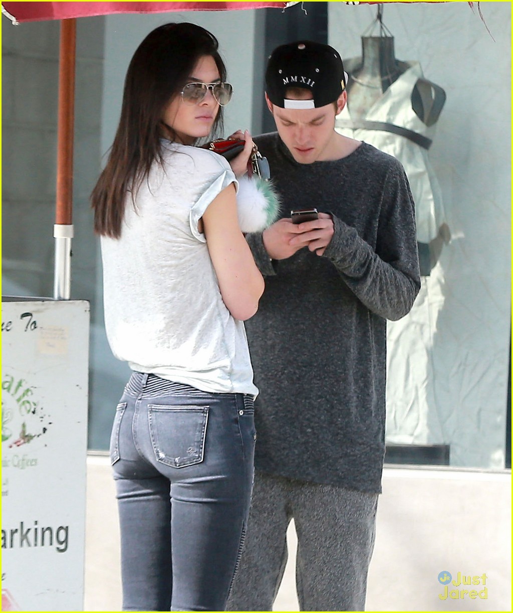 kendall jenner lunches with a mystery guy 06