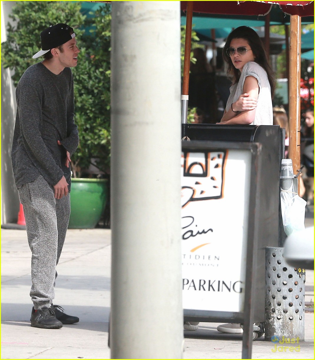 kendall jenner lunches with a mystery guy 11