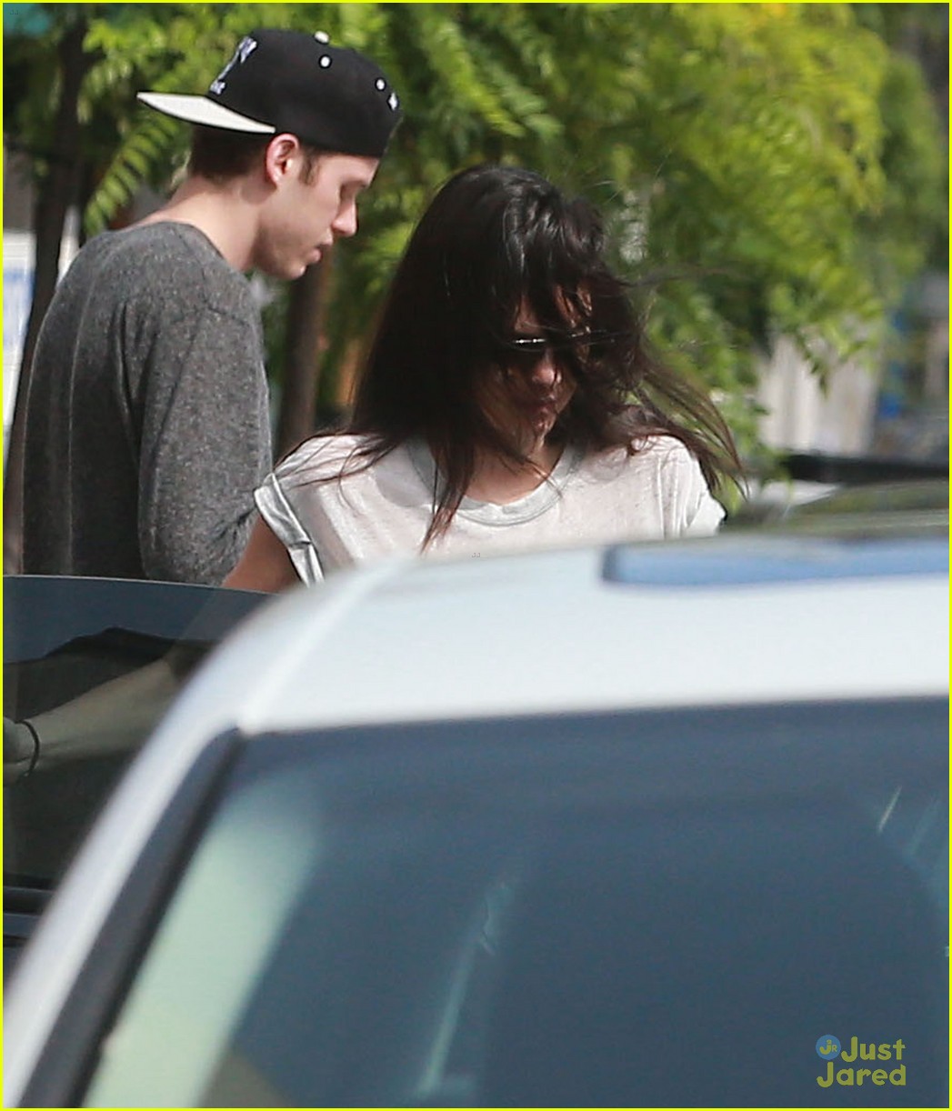 kendall jenner lunches with a mystery guy 14