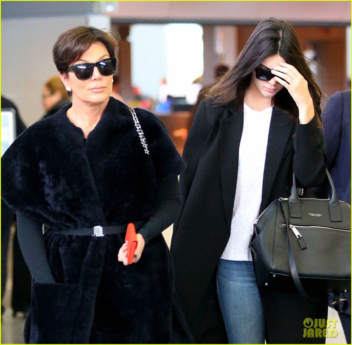 kendall jenner mom kris arrive in nyc 04