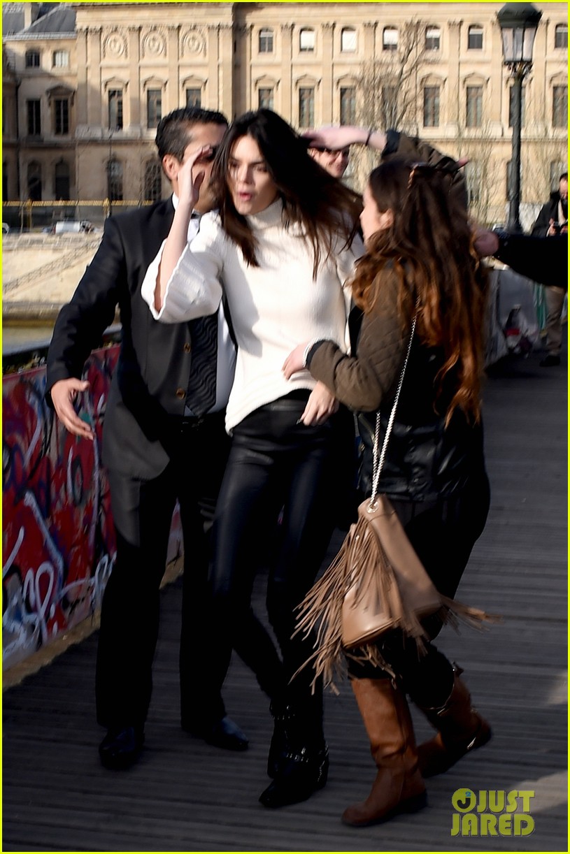 kendall jenner attacked by a fan in paris 03