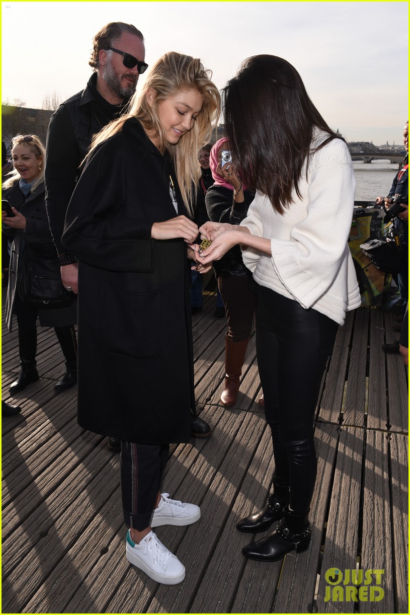 kendall jenner attacked by a fan in paris 15