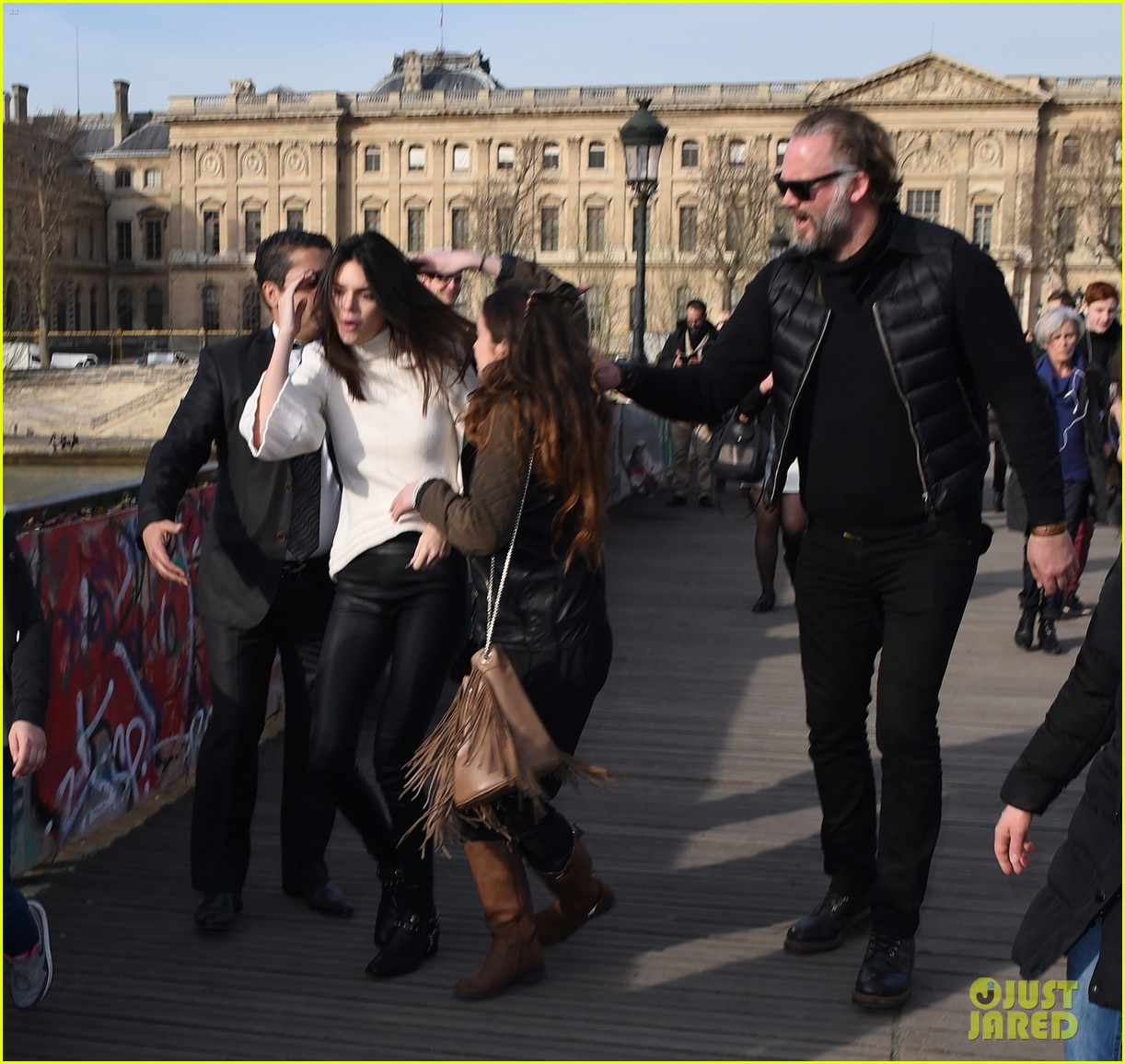 kendall jenner attacked by a fan in paris 19
