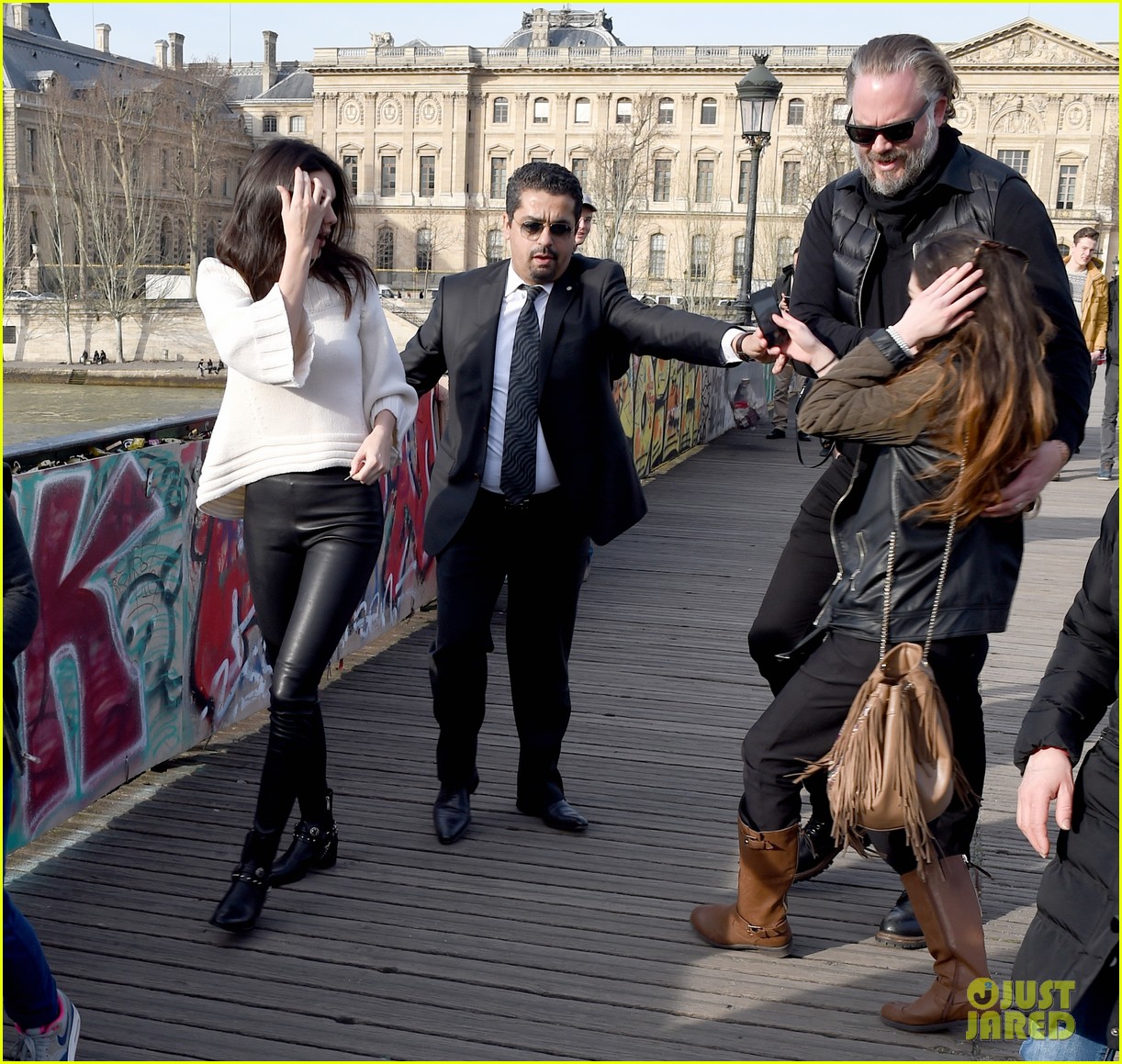 kendall jenner attacked by a fan in paris 23