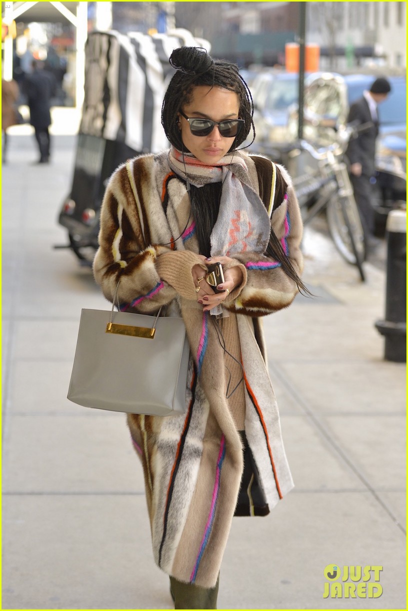 zoe kravitz returns to new york after busy oscars weekend 04