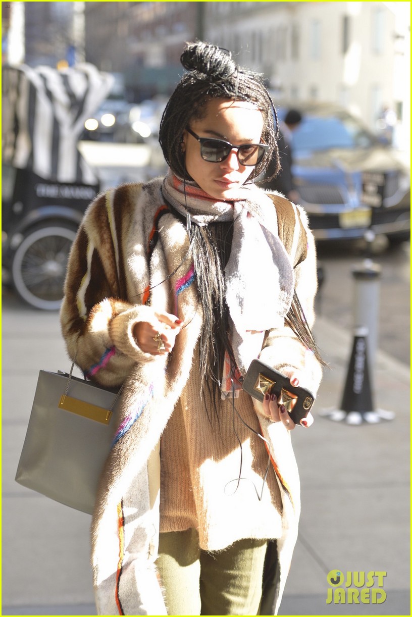 zoe kravitz returns to new york after busy oscars weekend 05