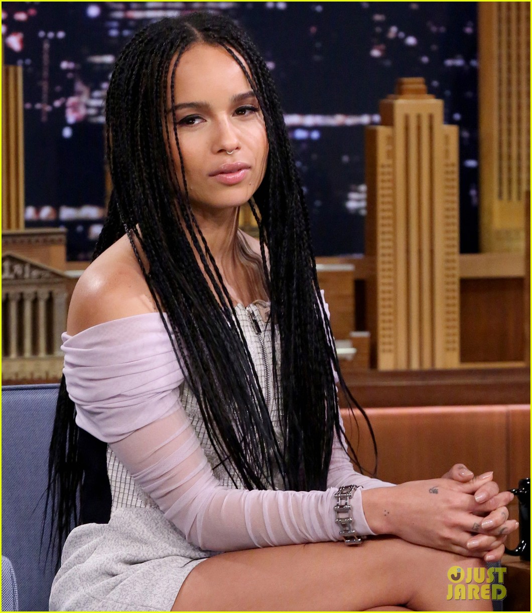zoe kravitz plays giant beer pong with jimmy fallon 05