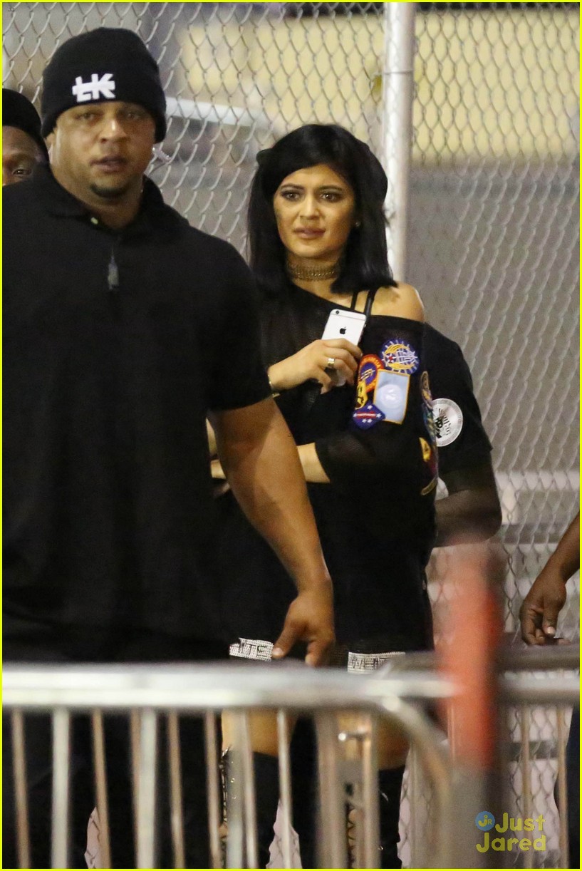 kylie jenner khloe kardashian double date at tygas concert 16