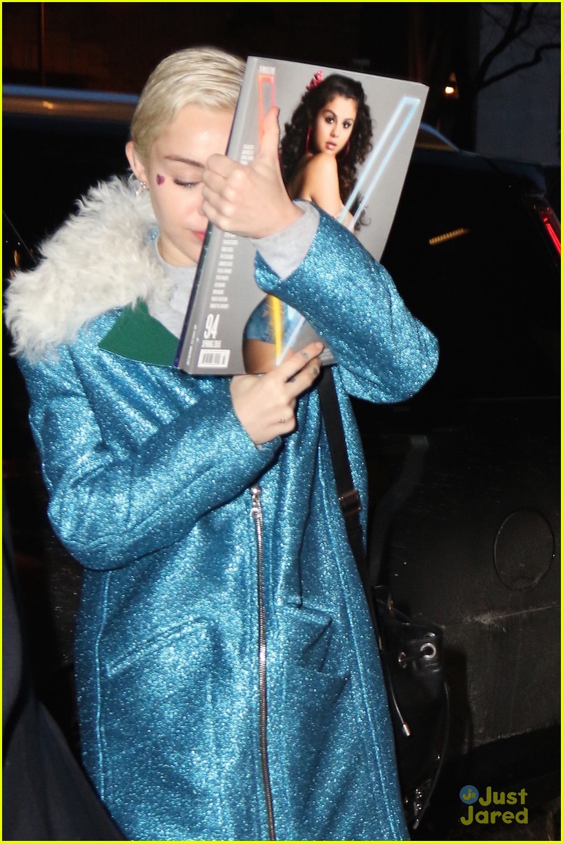 miley cyrus uses selena gomez to hide from photographers 03