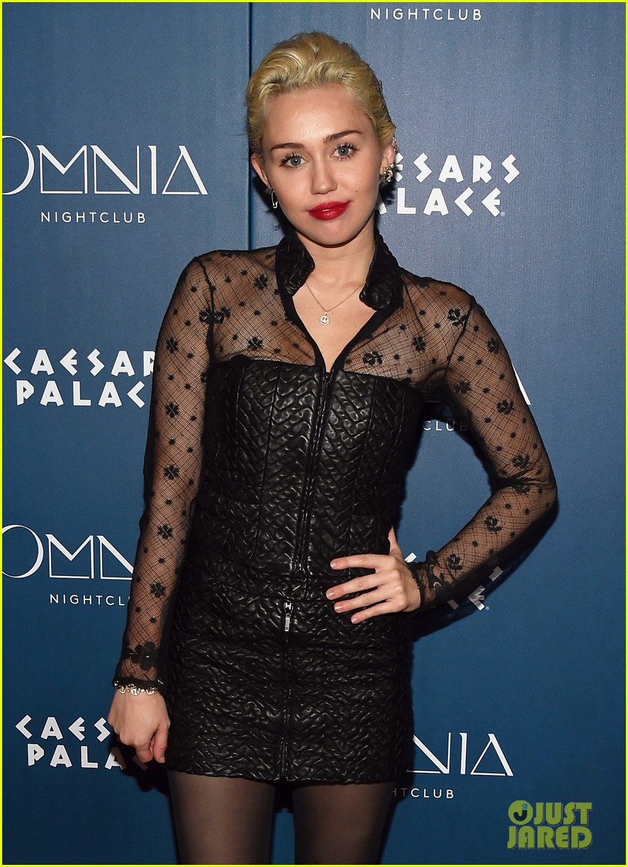 miley cyrus hosts party in vegas 02