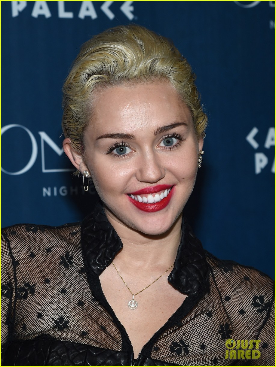 miley cyrus hosts party in vegas 04