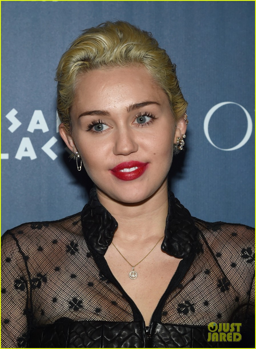 miley cyrus hosts party in vegas 07