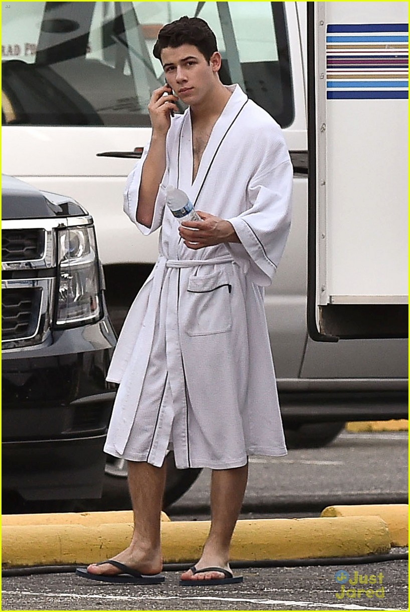 nick jonas wears bath robe on scream queens set 07