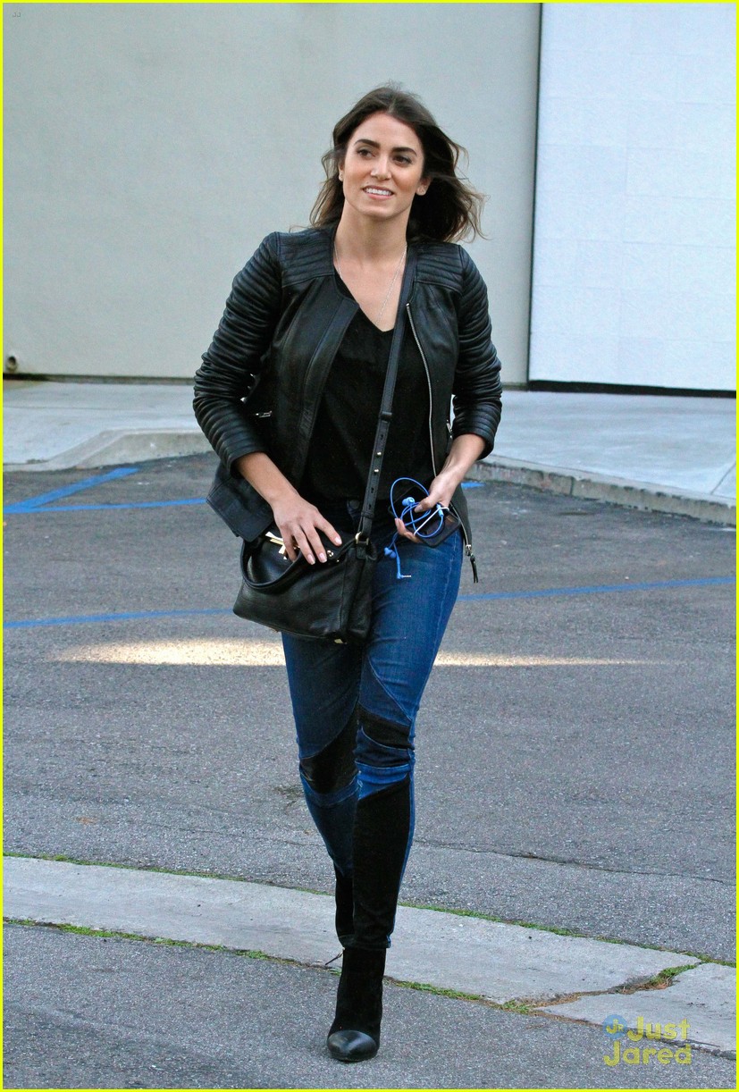 nikki reed lemonade lunch with friends 09