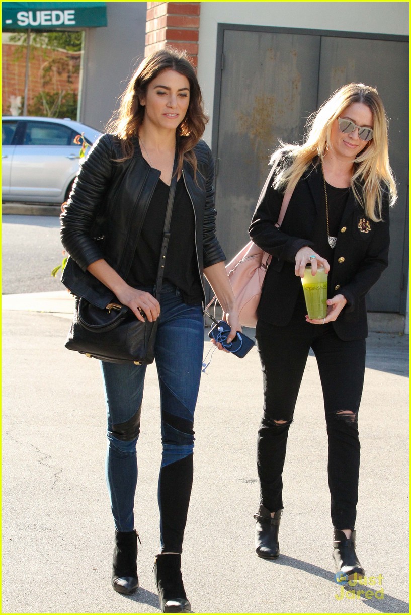 nikki reed lemonade lunch with friends 14