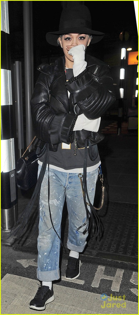 rita ora rolls up jeans for day with ricky hilfiger 01