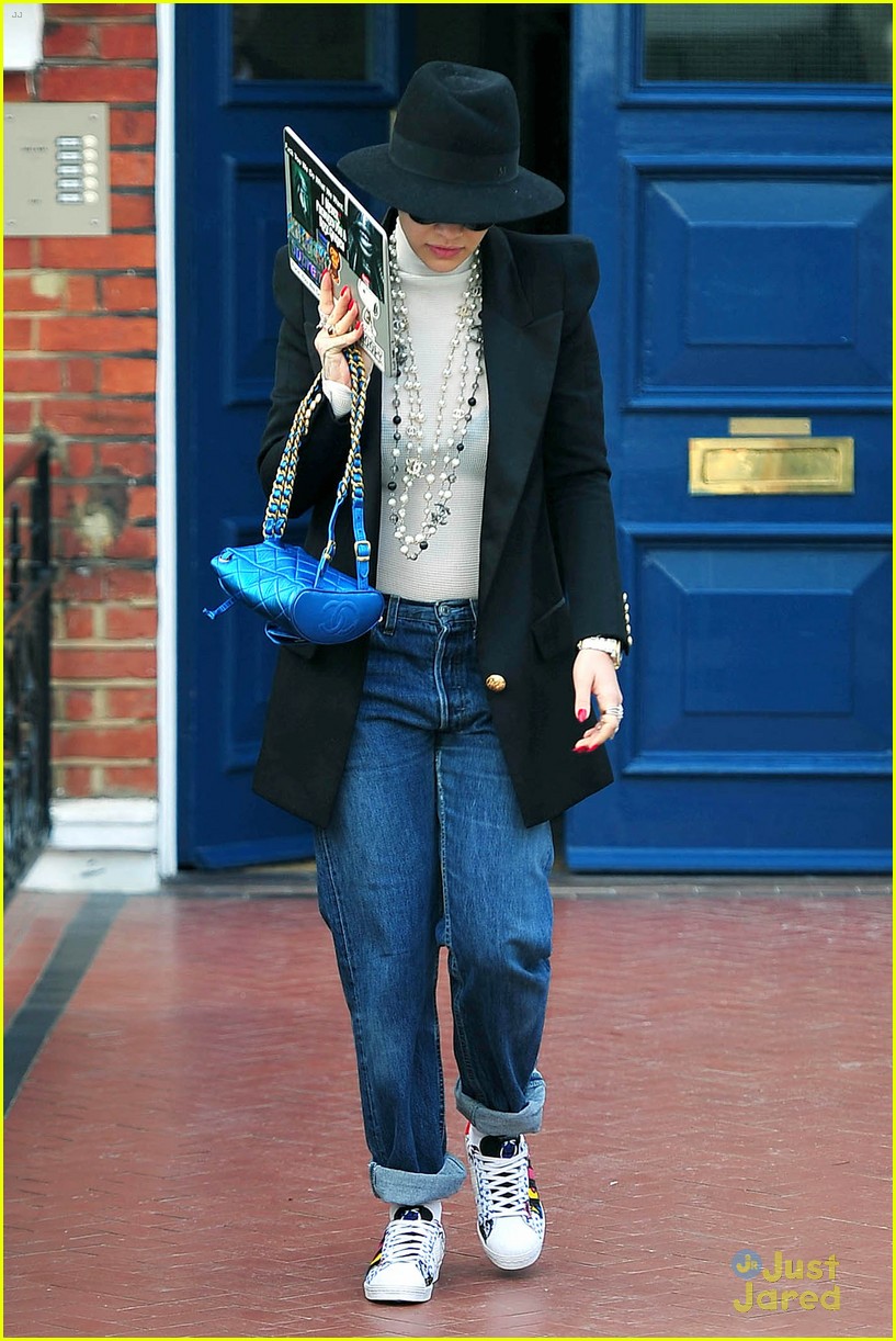 rita ora rolls up jeans for day with ricky hilfiger 06