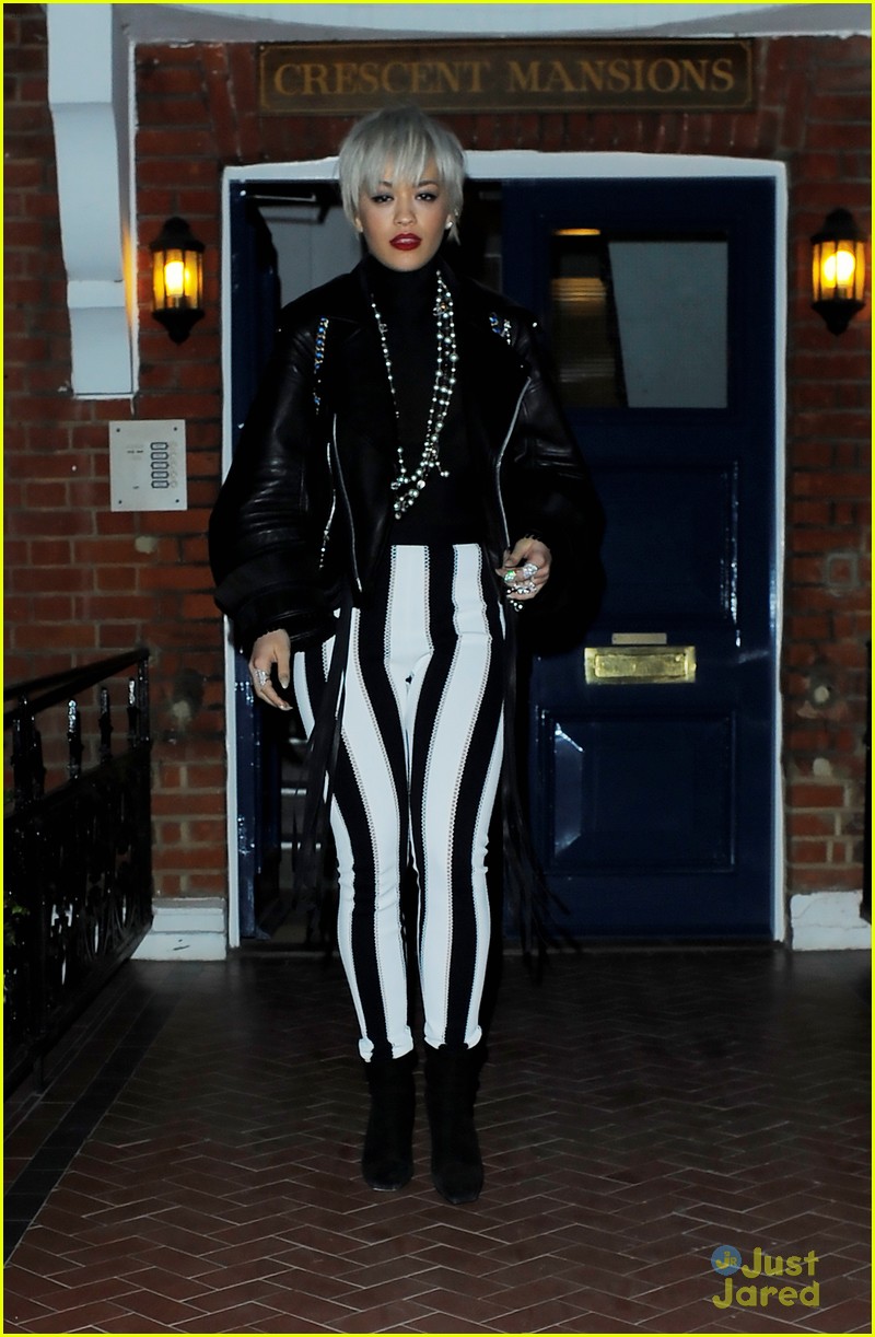 rita ora rolls up jeans for day with ricky hilfiger 08