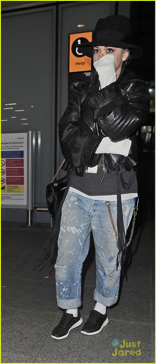 rita ora rolls up jeans for day with ricky hilfiger 10