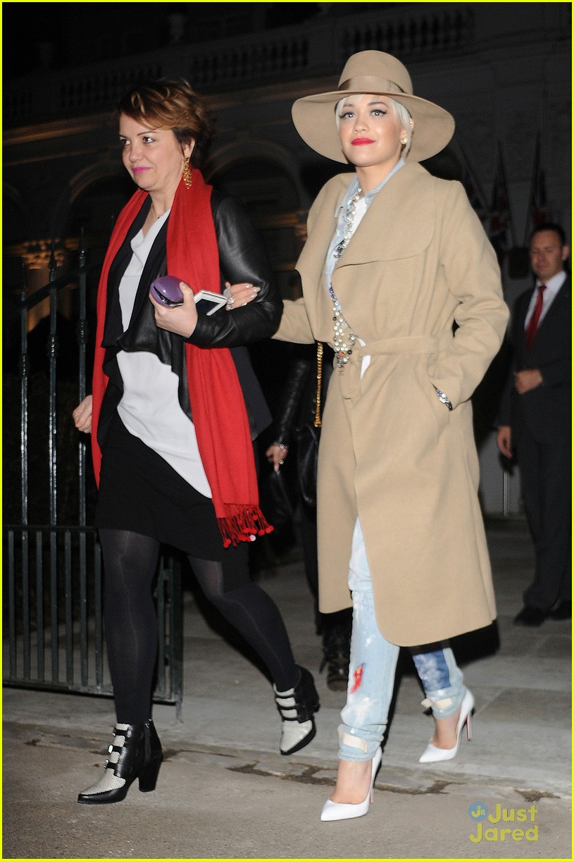rita ora rolls up jeans for day with ricky hilfiger 12