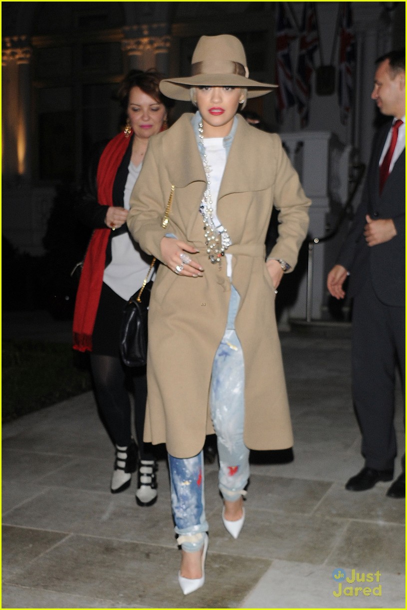 rita ora rolls up jeans for day with ricky hilfiger 13