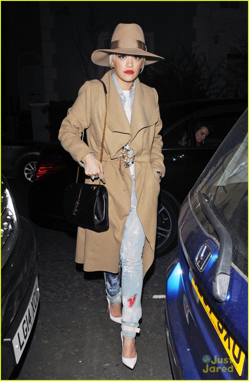 rita ora rolls up jeans for day with ricky hilfiger 17