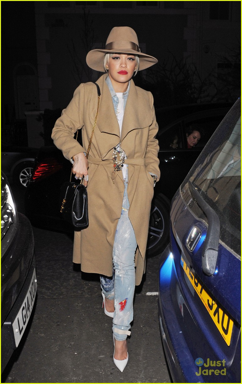 rita ora rolls up jeans for day with ricky hilfiger 18