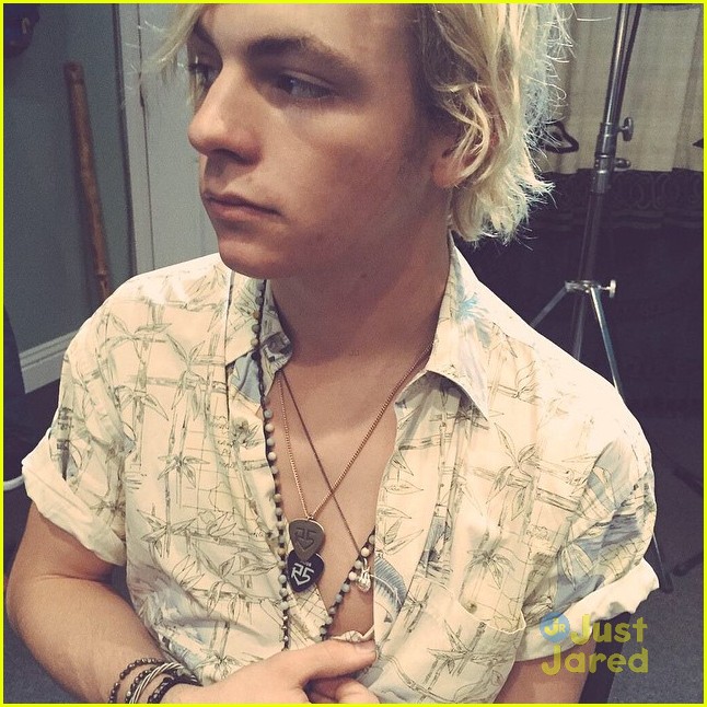 r5 alone tonight video riker tease new necklace 01