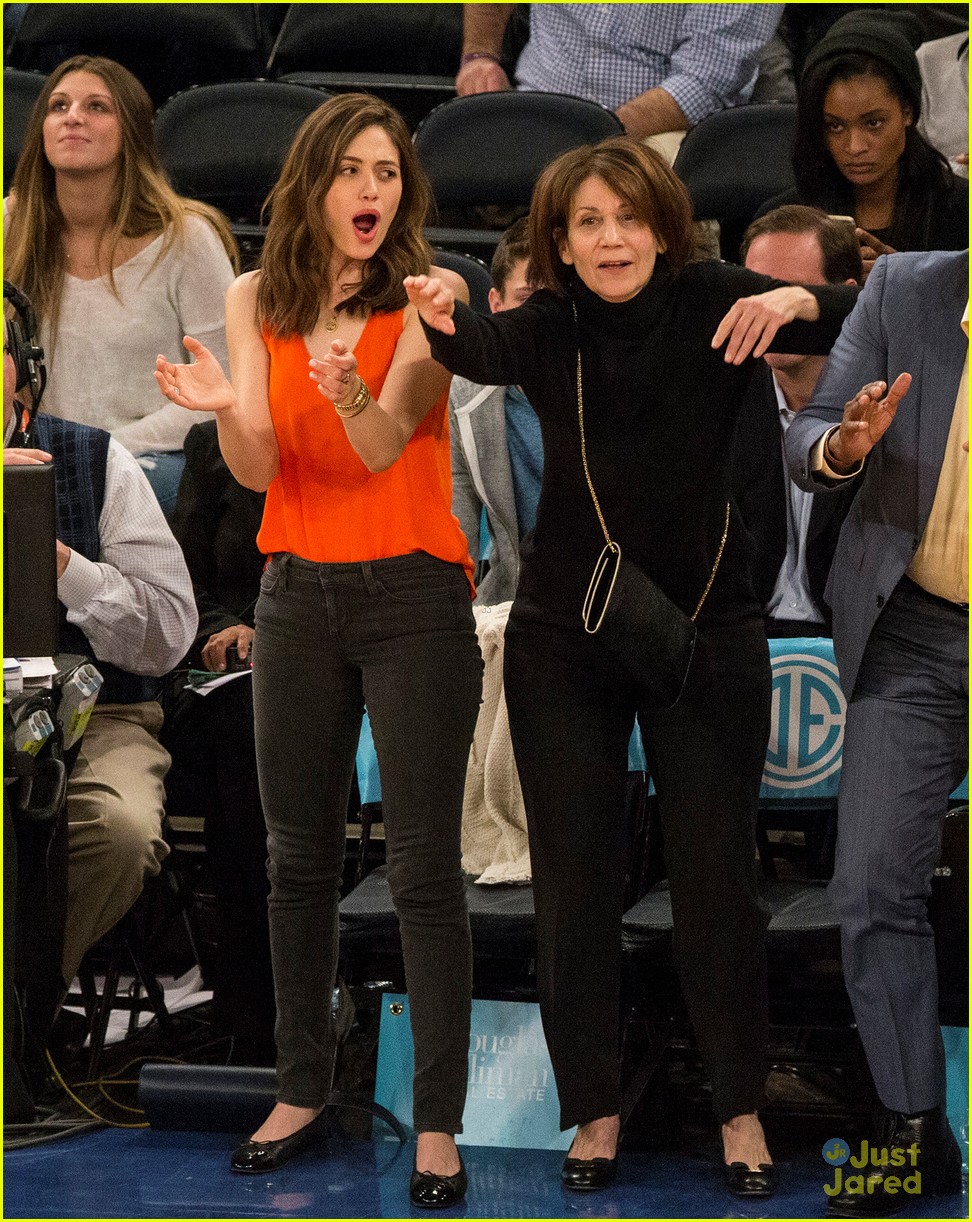 emmy rossum goes through wide range of emotions at knicks game 03