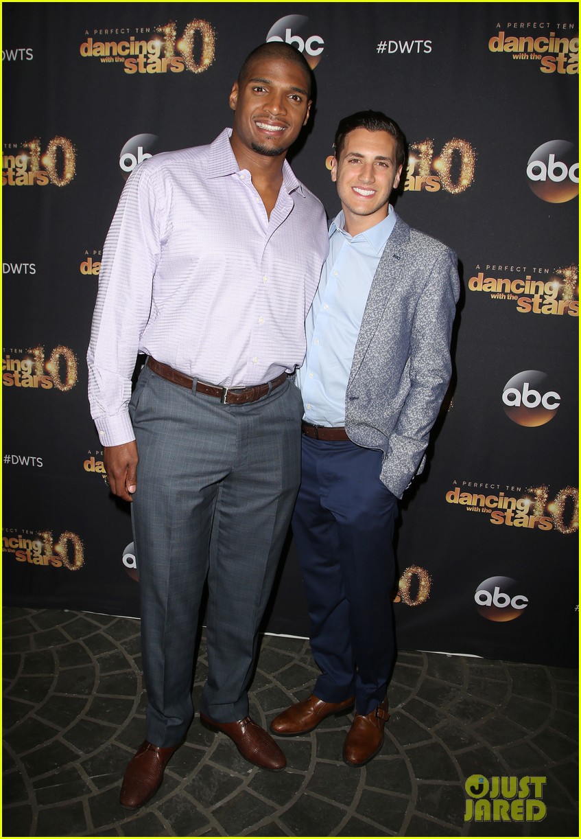 michael sam gets support from boyfriend vito cammisano at dancing with the stars 17