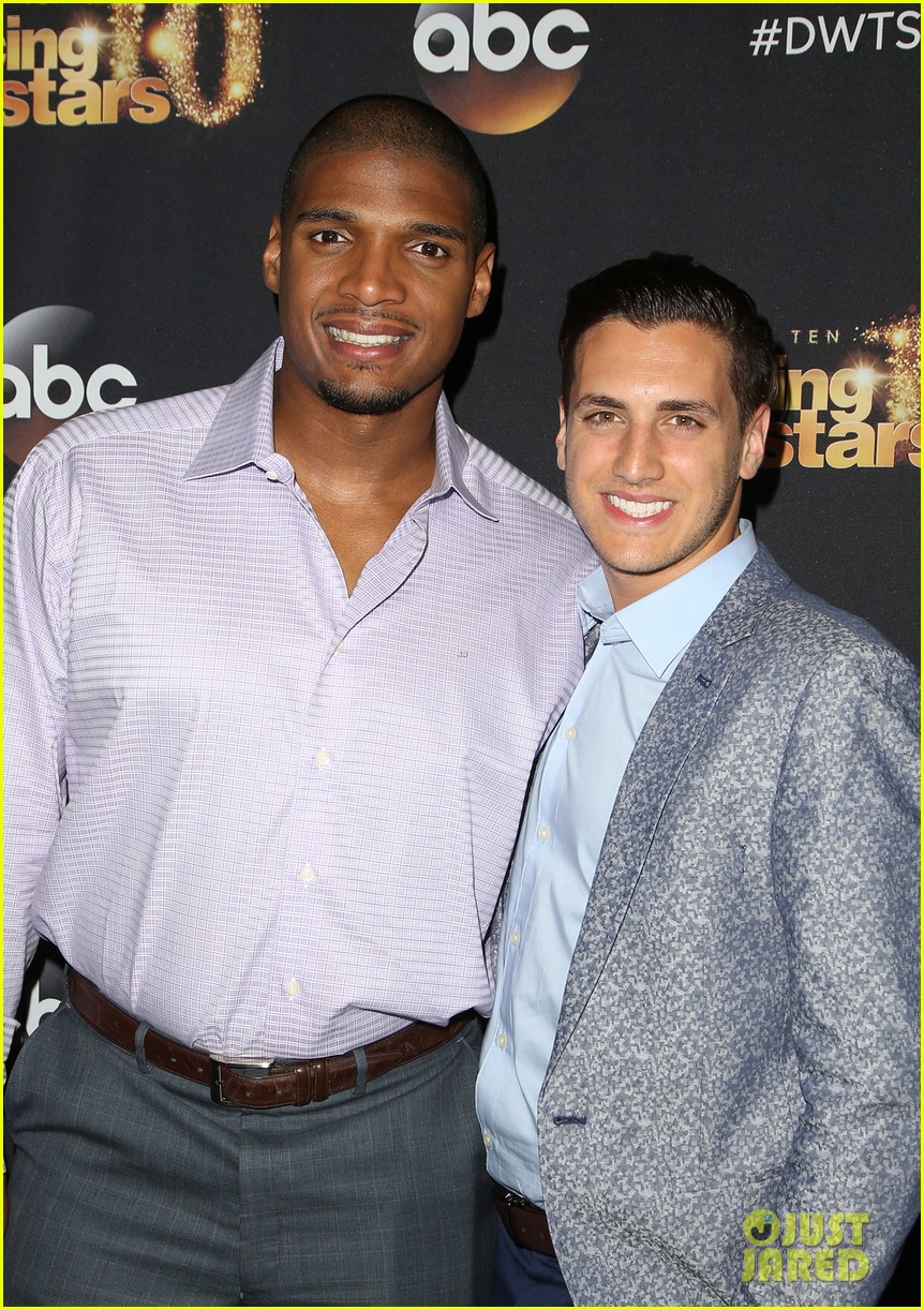 michael sam gets support from boyfriend vito cammisano at dancing with the stars 18