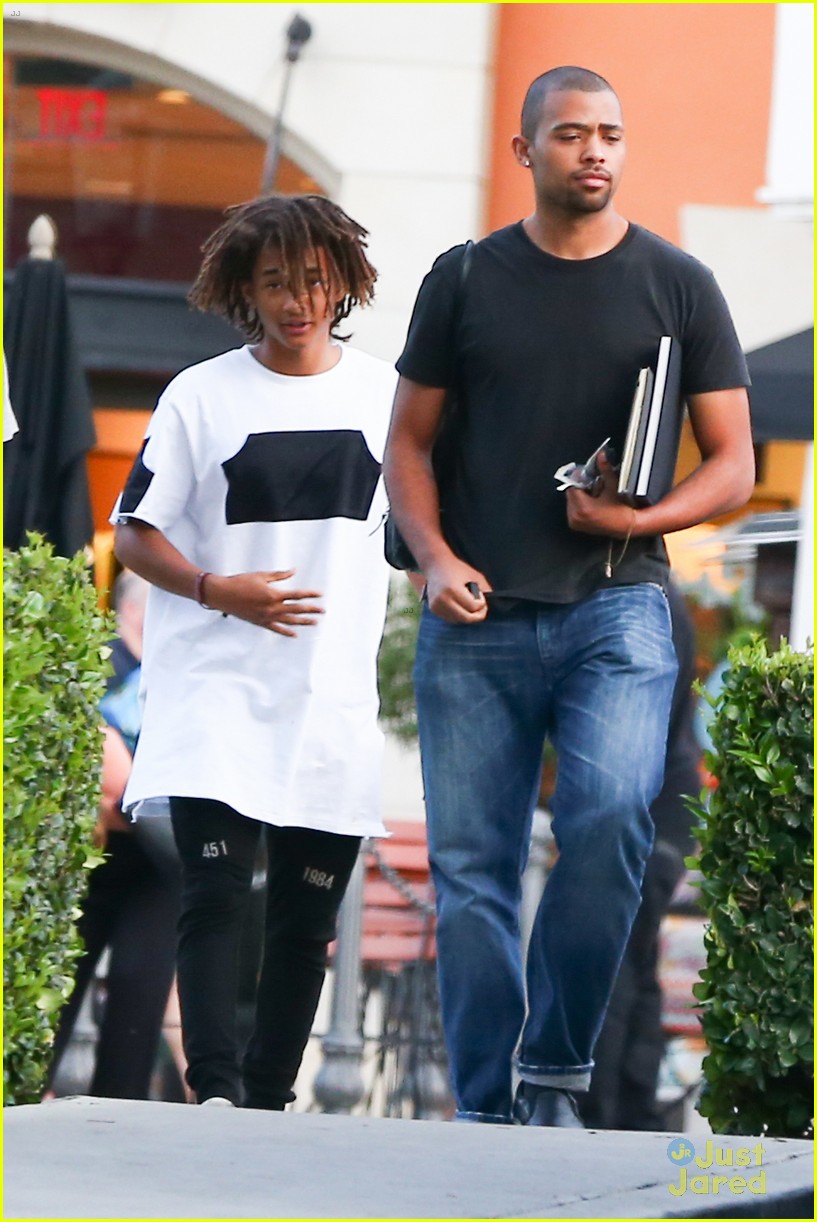 jaden smith waiting for text from odeya rush 08