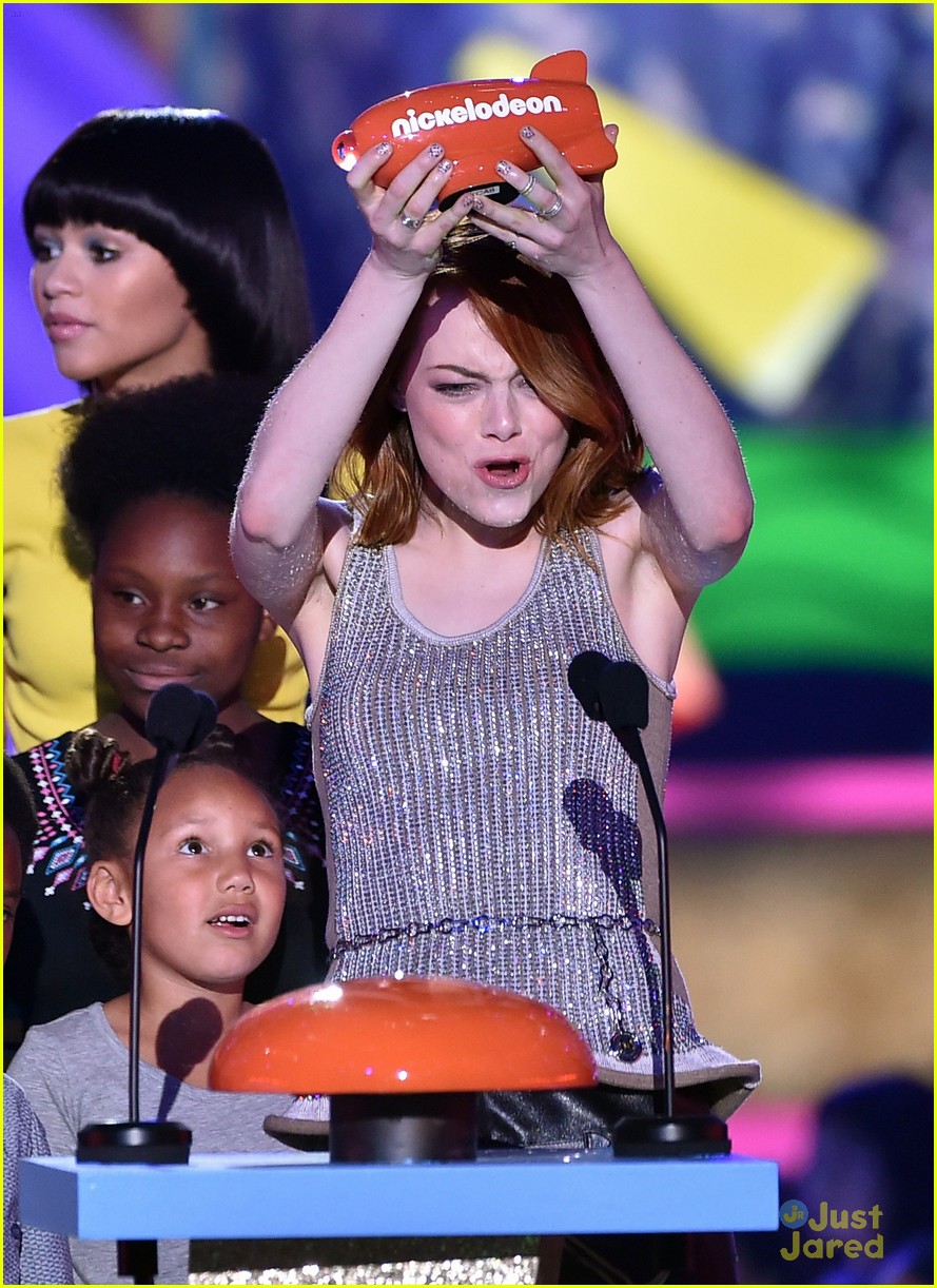 emma stone celebrates her win at the kcas 2015 02