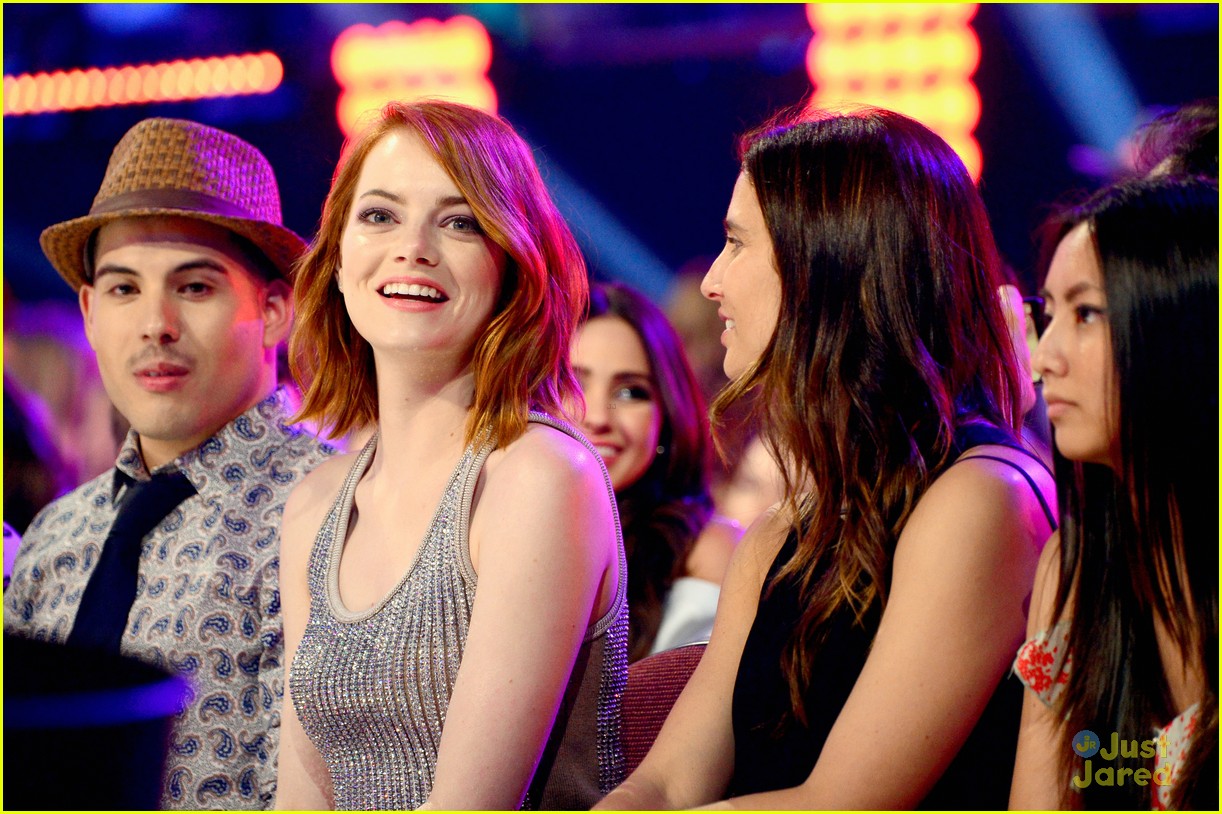 emma stone celebrates her win at the kcas 2015 05