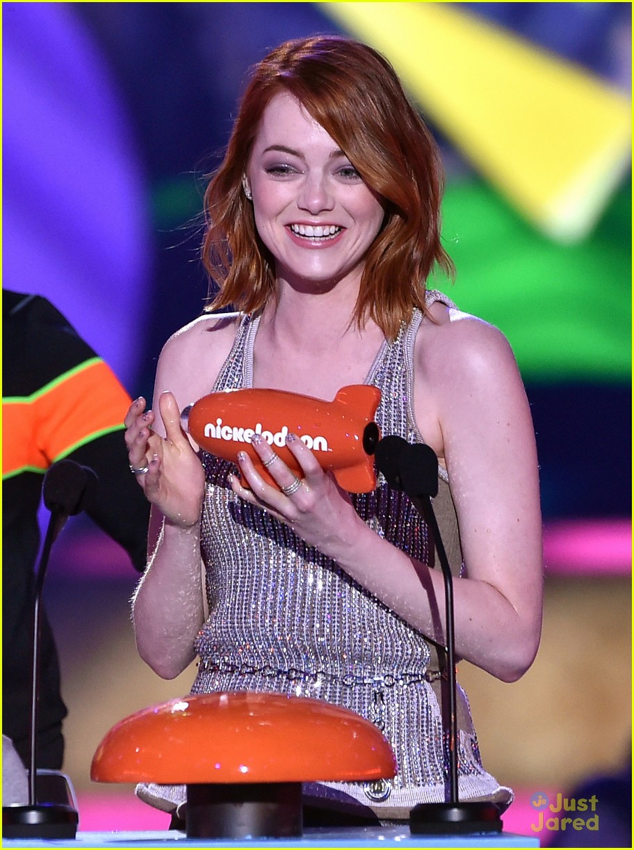 emma stone celebrates her win at the kcas 2015 07