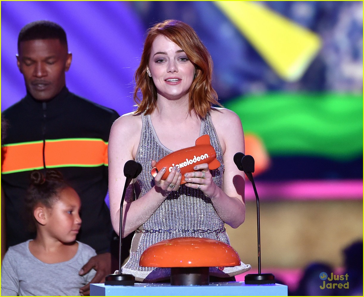emma stone celebrates her win at the kcas 2015 09