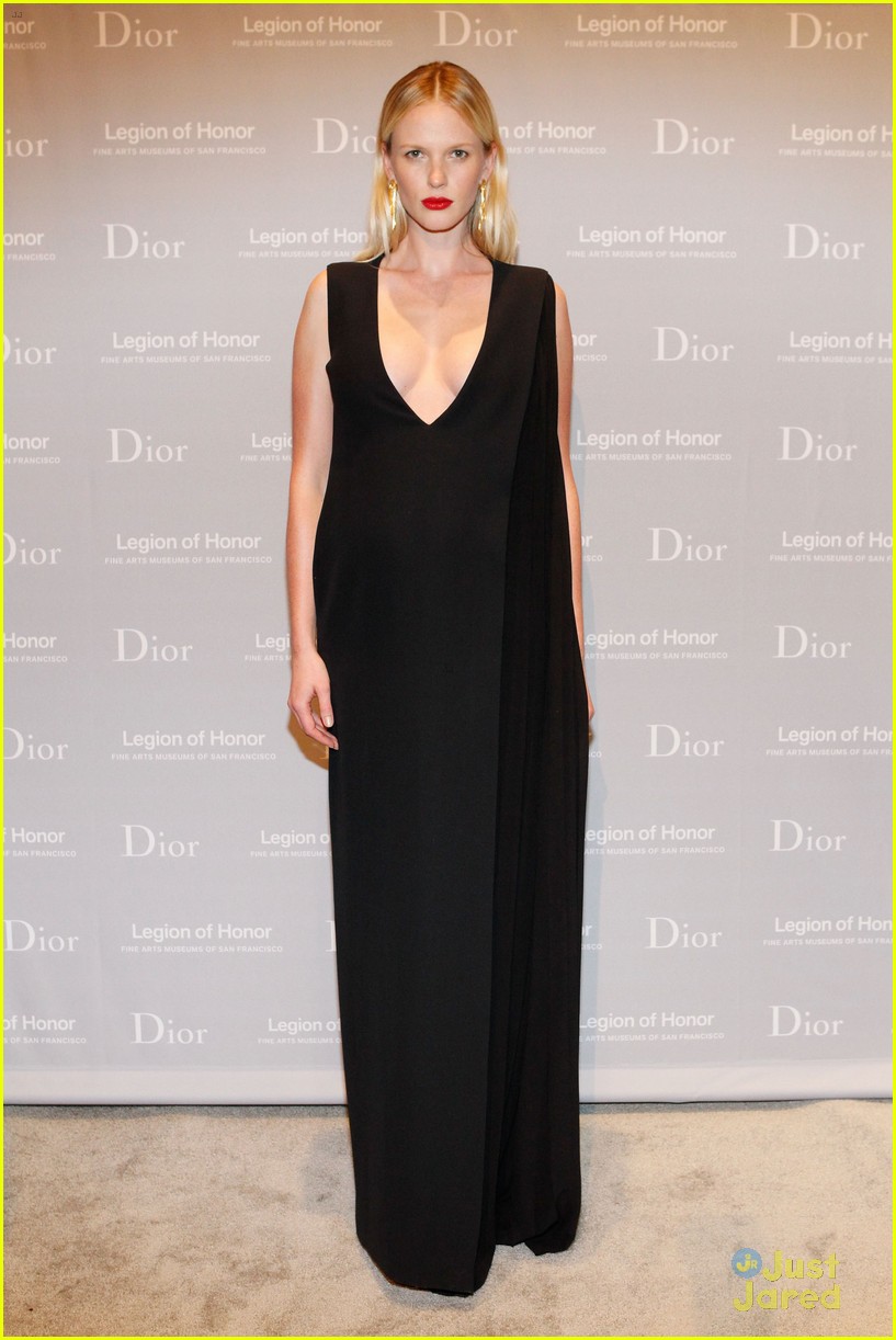 anne v accentuates baby bump at mid winter gala 01