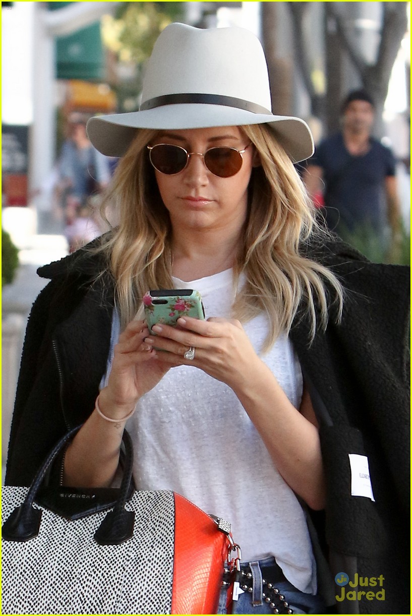 ashley tisdale ashley greene lunch olive thyme other errands 04