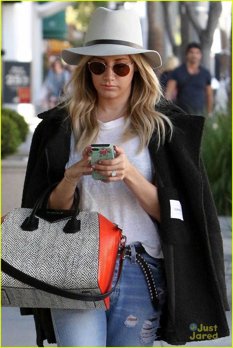 ashley tisdale ashley greene lunch olive thyme other errands 14