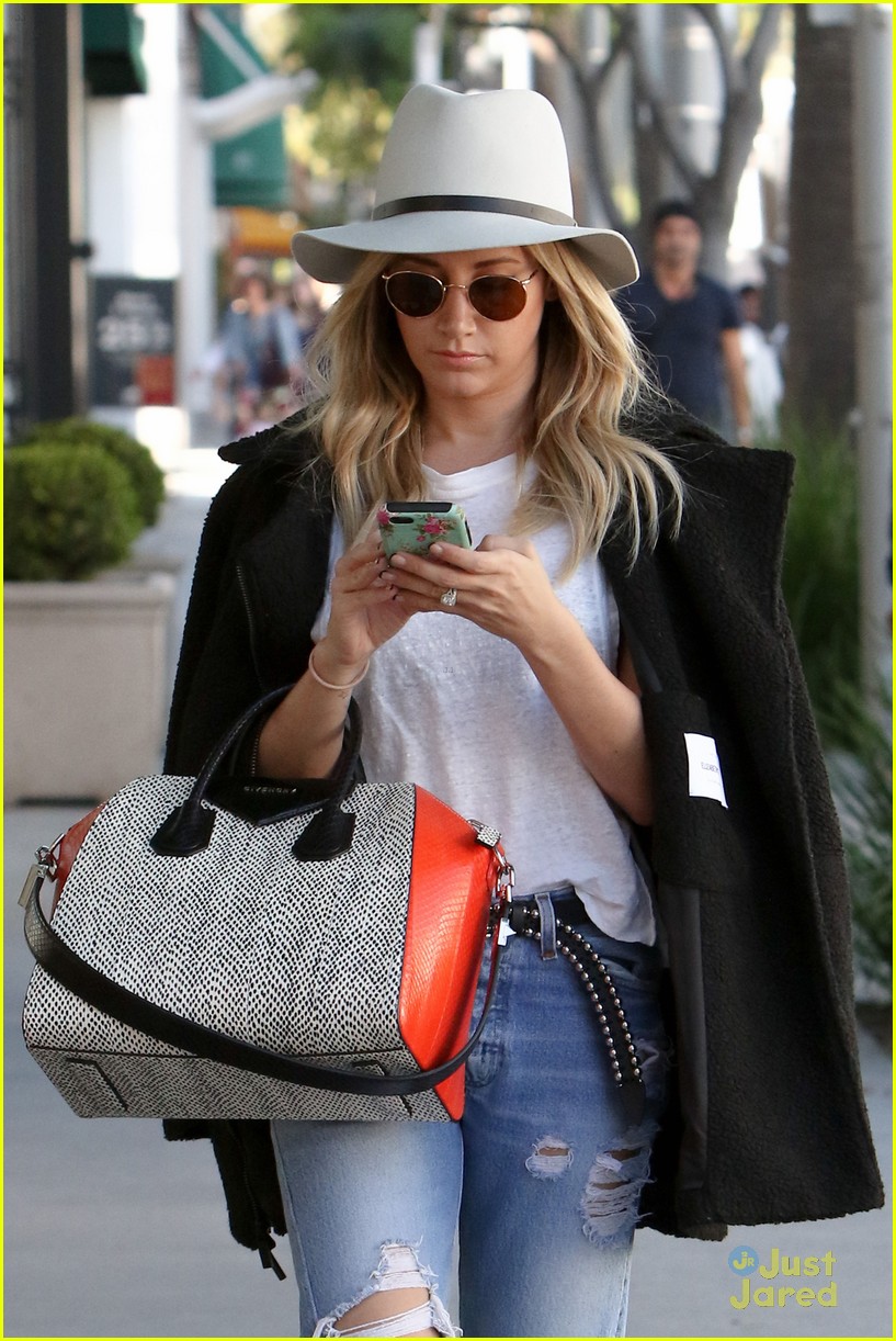 ashley tisdale ashley greene lunch olive thyme other errands 17