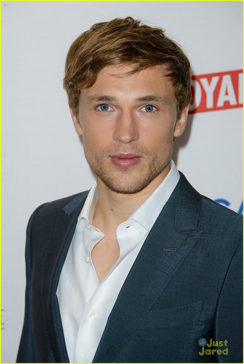 william moseley kelsey chow royals uk premiere party 01