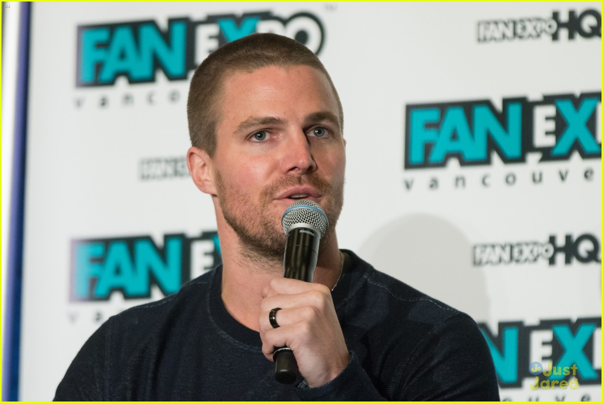 stephen amell olicity arrow affection 04