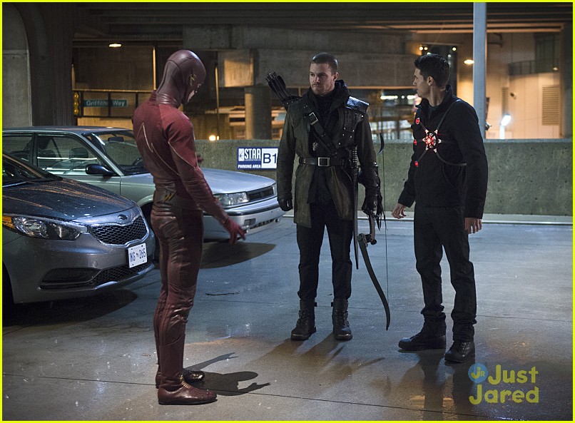 Stephen And Robbie Amell Share The Screen Together For The First Time As Arrow And Firestorm Photo 8888