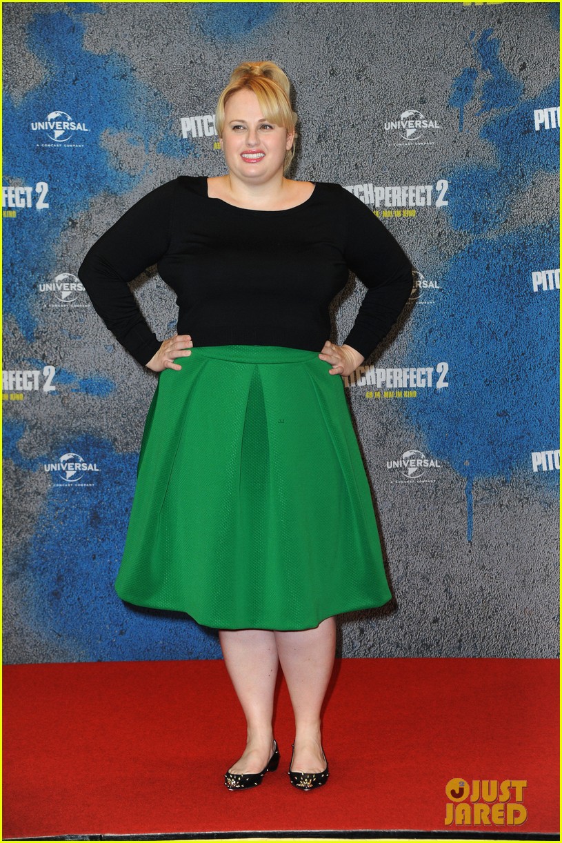 elizabeth banks rebel wilson match up for pitch perfect 2 in berlin 07