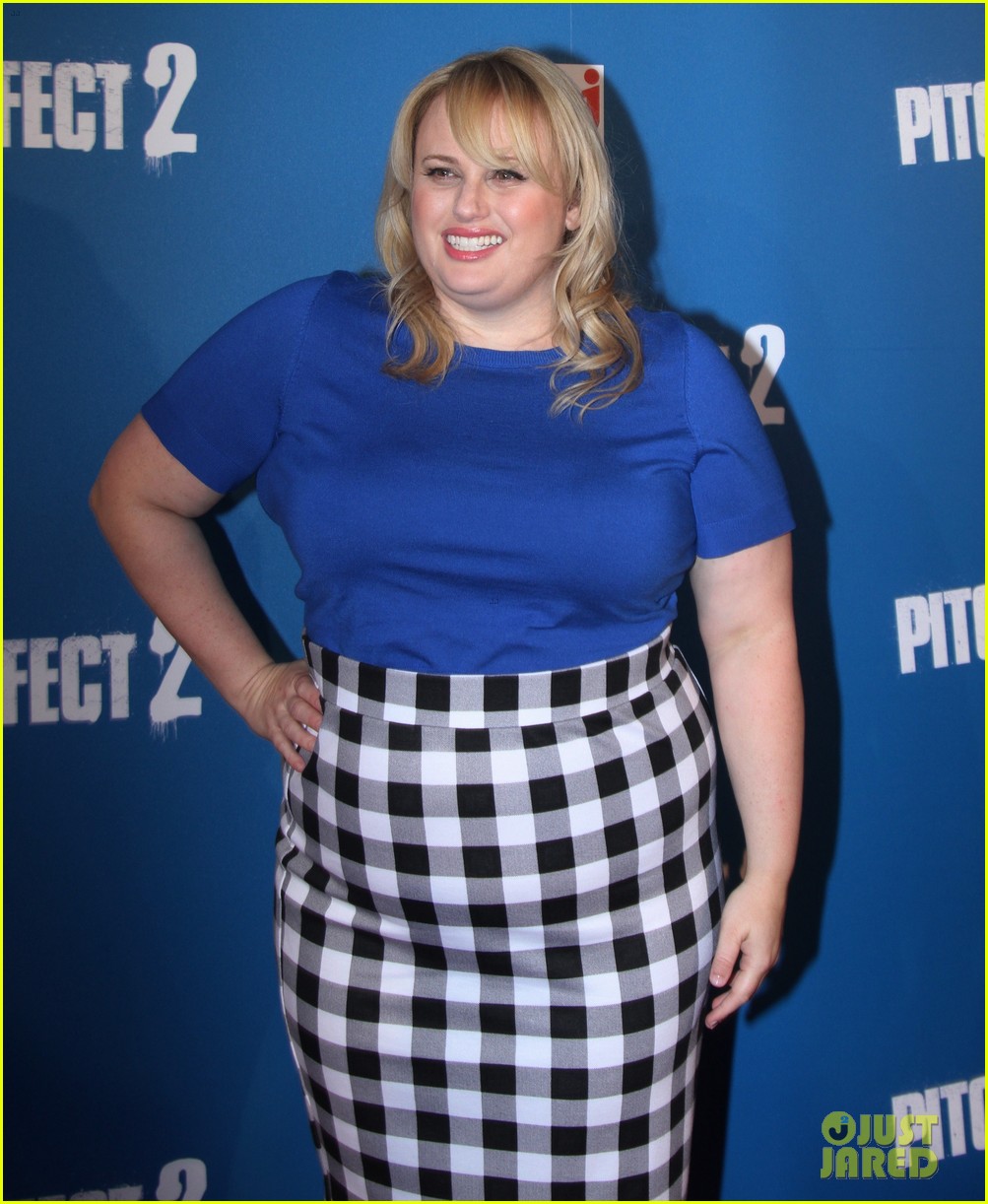 elizabeth banks rebel wilson match up for pitch perfect 2 in berlin 08