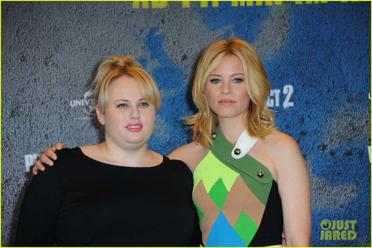 elizabeth banks rebel wilson match up for pitch perfect 2 in berlin 12