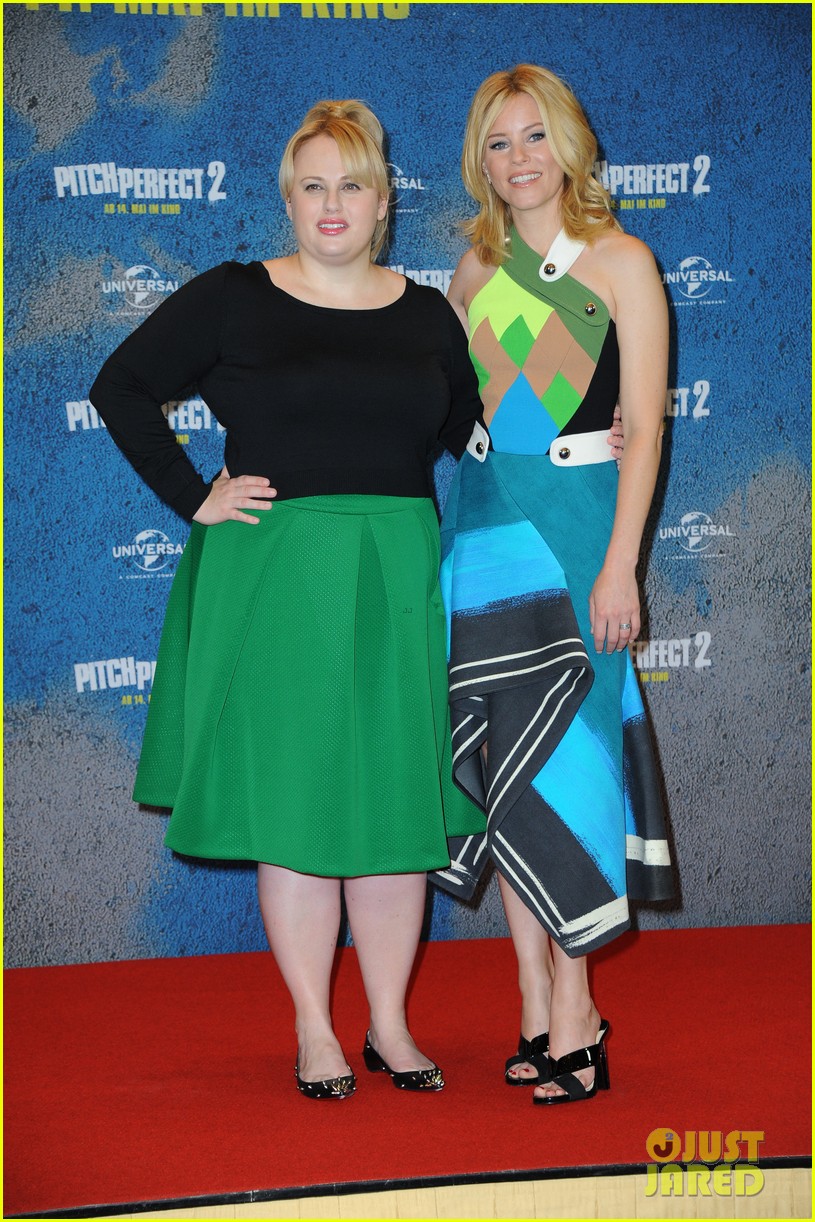 elizabeth banks rebel wilson match up for pitch perfect 2 in berlin 13