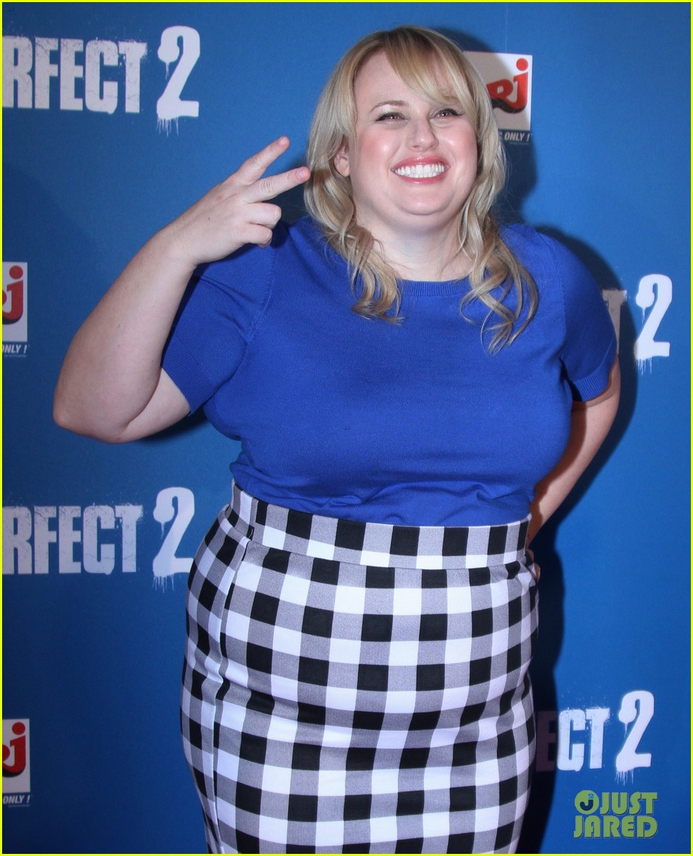 elizabeth banks rebel wilson match up for pitch perfect 2 in berlin 19