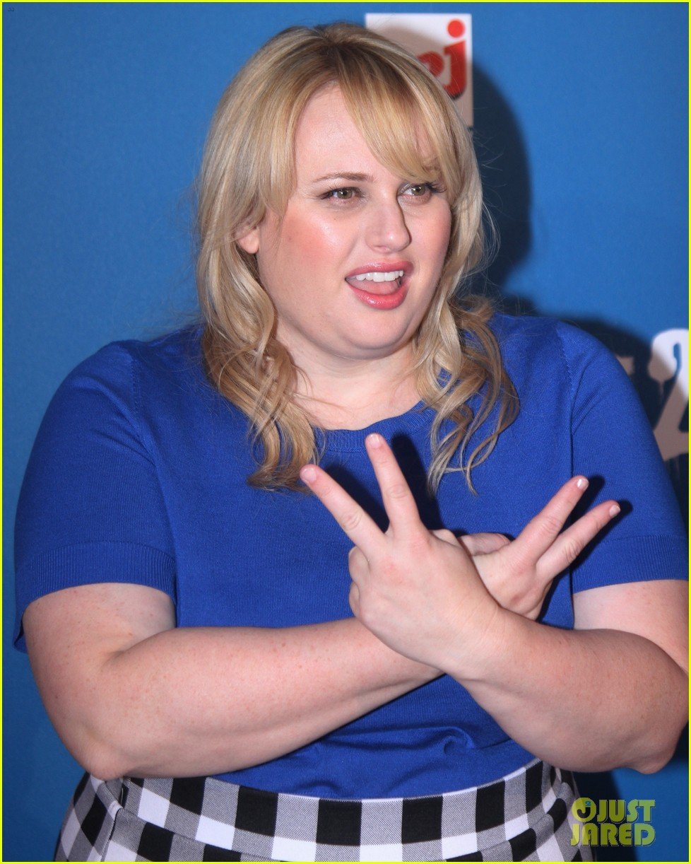 elizabeth banks rebel wilson match up for pitch perfect 2 in berlin 21