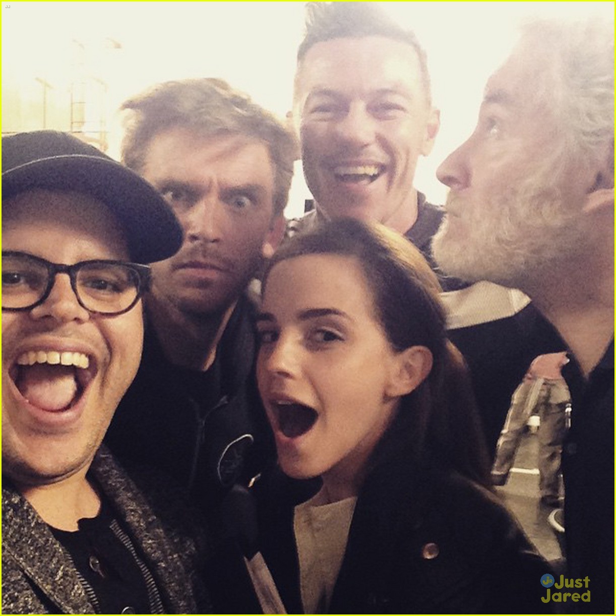 beauty and the beast cast takes photo 01
